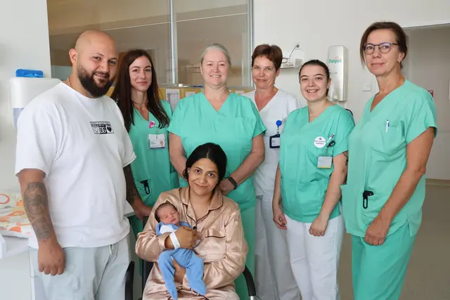 OÄ Dr. Petra Kneslova, Leitende Hebamme Nicol Ofner, Bereichsleitung DGKP Monika Pichler, MBA, Hebammenstudentin Marie-Christin Gurschka und Hebamme Jarmilla Kovarikova (v.l.n.r.) gratulierten Nusret (1.v.l.) und Edisa Hasimovic (sitzend) zu Söhnchen Antonio. | Foto: LK Mistelbach