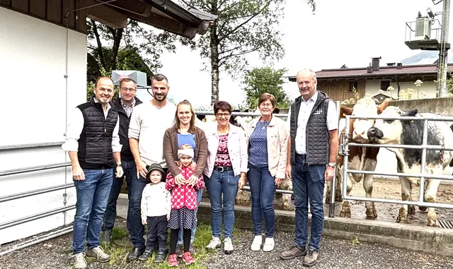 LK-Präsident Josef Hechenberger, Bezirksstellenleiter Jakob Bergmann, Betriebsführer Stefan Hechenberger mit seiner Frau Sophie und den Kindern Theo und Rosa, LK-Vizepräsidentin Helga Brunschmid, stv. Bezirksbäuerin Maria Burgmann und Bezirksobmann Josef Fuchs. | Foto: Kogler