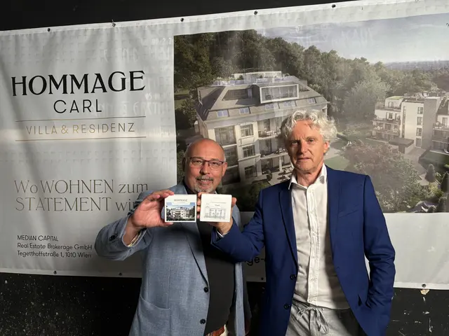 Bezirksvorsteher Peter Jagsch (l. SPÖ) und Projektleiter Peter Kleinfercher präsentieren Mannerschnitten im "Hommage Carl"-Design. | Foto: Ipirotis/MeinBezirk