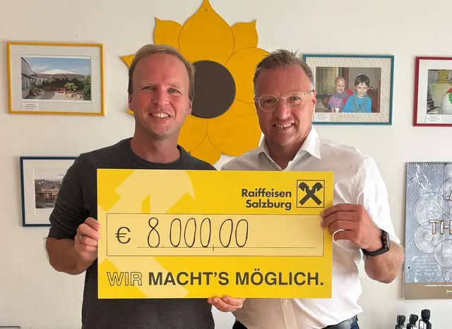 Der Obmann des Vereins „Gemeinsam Gutes tun“ Christian Lixl (r.) und Dominik Steinbichler von der Salzburger Kindekrebshilfe bei der Spendenübergabe. | Foto: Verein „Gemeinsam Gutes tun“