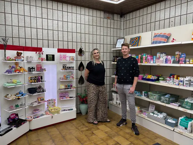 Michaela Jerlich und Thomas Olipitz haben mit dem Selbstbedienungsladen "Koppla Kastl" eine unkomplizierte Einkaufsmöglichkeit von 6 bis 22 Uhr im Ortszentrum von Bad Eisenkappel geschaffen. | Foto: MeinBezirk.at