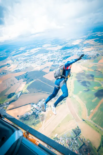 Aus 1000 Metern Höhe wirft sich der Eisenstädter Wolfgang Wochner-Reithmayr in die Tiefe für eine punktgenaue Landung.  | Foto: slavikfotografie