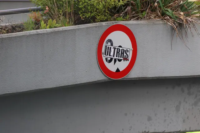Zum Kopfschütteln: Das Verkehrsschild mit der Höhenangabe wurde mit einem Sticker überklebt. | Foto: laumat/Matthias Lauber