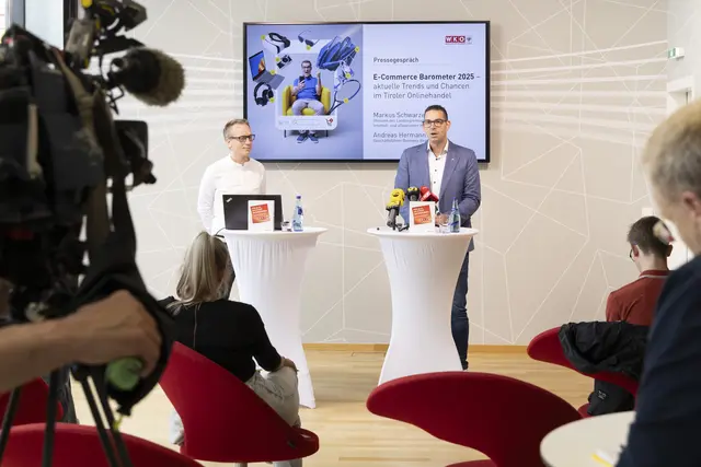 Andreas Hermann, Geschäftsführer Business Beat GmbH (l.), und Markus Schwarzenberger, Obmann des Landesgremiums Versand-, Internet- und allgemeiner Handel (r.), bei der Präsentation des „2. Tiroler E-Commerce Barometers“.  | Foto: Die Fotografen