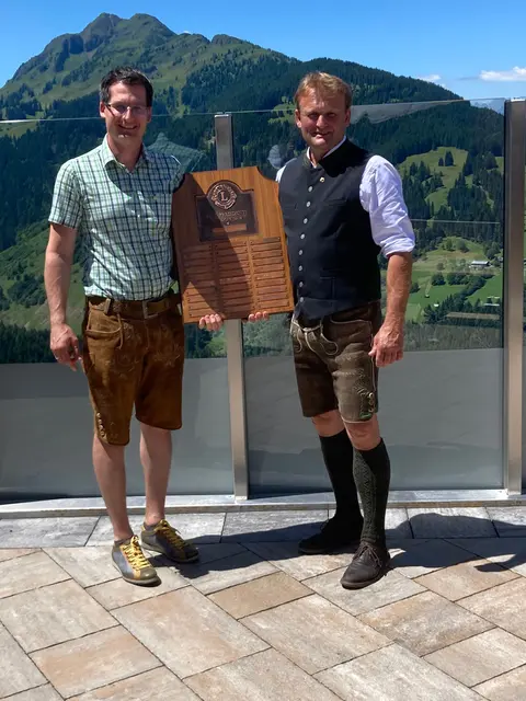 Siegfried Deutinger (rechts) übergab das Amt des Präsidenten der Lions Saalfelden an Simon Altenberger. | Foto: Lions Saalfelden