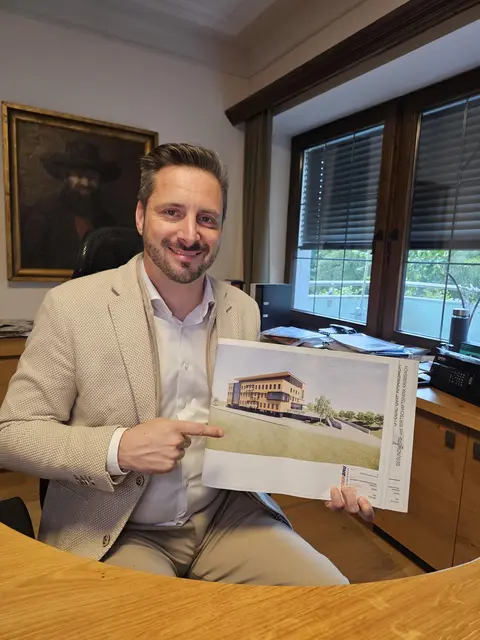 Bürgermeister Andreas Gang hält die Pläne für das neue Gesundheitszentrum in Kramsach schon in den Händen. | Foto: Gemeinde Kramsach