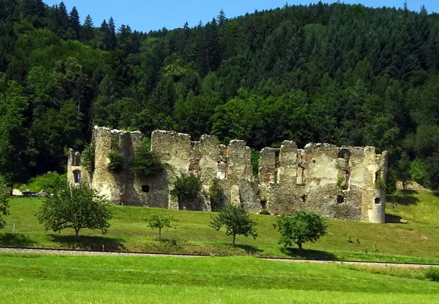 Die Ruine Perwarth auf der Rückfahrt