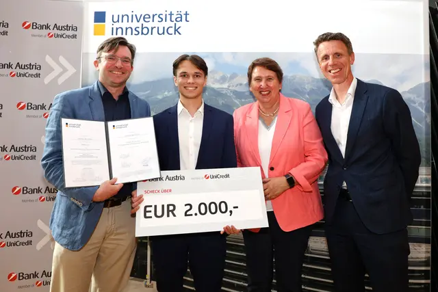 v.l.: Dekan Markus Walzl, Preisträger Jonathan Bernsteiner, Dekanin Annette Ostendorf und der stellvertretende Landesdirektor Firmenkunden Tirol der UniCredit Bank Austria, Daniel Hechl.  | Foto: Universität Innsbruck