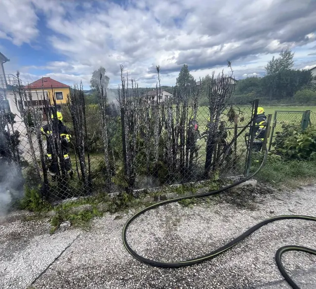 Mit den Fahrzeugen Tank 5000-1, Tank 5000-2, Tank 1300 sowie dem Kommandofahrzeug konnte der Brand rasch unter Kontrolle gebracht werden. | Foto: Feuerwehr Völkermarkt