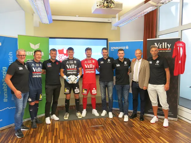 Bereit für den Saisonstart, von links: Martin Schneebauer, René Prantl, Jens Scheuer, Christian Steinlechner, Thomas Kofler, Michael Schober, Benjamin Köll, Sparkassen-Vorstand Mario Kometen und Manuel Westreicher. | Foto: Peter Leitner