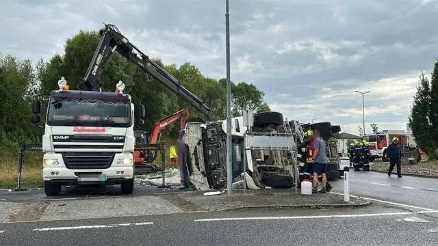 Ein Lkw-Unfall in Prinzersdorf blockierte den Kreisverkehr. | Foto: DOKU-NÖ