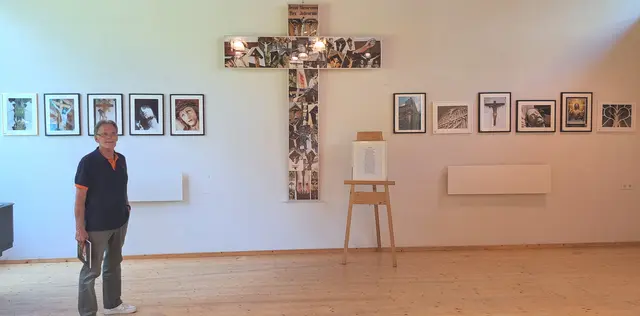 Peter Scheiber in seiner Ausstellung in Erl. | Foto: Scheiber