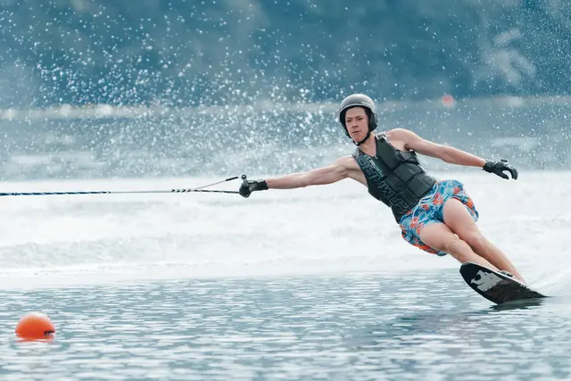 Magdalena Pfaller, die in der Klasse U17 antrat, kämpfte sich trotz gesundheitlicher Beeinträchtigung durch alle vier Disziplinen und wurde in jeder einzelnen Vize-Meisterin – Slalom, Trickski, Springen und Kombination. | Foto: Philipp Sassmann