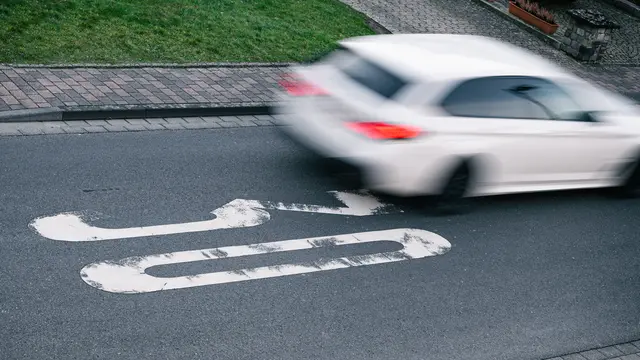 In einem Baustellenbereich überschritt er die vorgegebene Fahrgeschwindigkeit um 47 km/h. (Symbolfoto) | Foto: stock.adobe.com/at/mpix-foto 