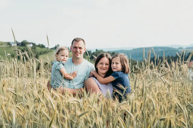 Martin und Ingrid Eckerstorfer öffnen ihre Hoftüren für interessierte Kinder. | Foto: Andrea Engleder Fotografie