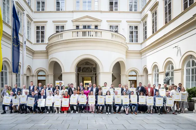 SALON Sieger 2025 und Gratulanten (v.l.n.r.): Ulrike Hager (Leitung Gebietsmarketing und Kooperationen Österreich ÖWM), Verena Klöckl (Geschäftsführerin Weinbauverband Burgenland), Josef Glatt (Direktor Österreichischer Weinbauverband), Klaus Goldmann (Geschäftsführer Wein Niederösterreich), Martin Palz (Referatsleiter Wein LK Steiermark), Norbert Walter (Präsident Weinbauverband Wien), Johannes Schmuckenschlager (Präsident Österreichischer Weinbauverband), Hannah Wetschka (Österreichische Weinkönigin) Chris Yorke (Geschäftsführer ÖWM), Christian Zechmeister (Geschäftsführer Wein Burgenland), Leopold Müller (Vizepräsident Niederösterreichischer Weinbauverband) | Foto: ÖWM / Robert Herbst