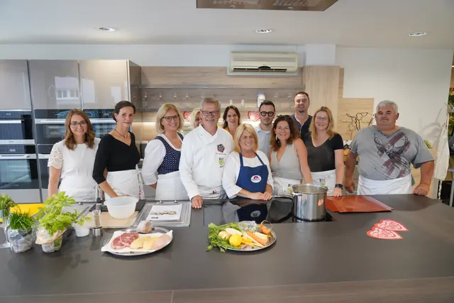 Zehn Personen durften zuschauen, wie Günter Walder (Mitte, neben Vizebürgermeisterin Gerda Sandriesser) seine Kirchtagssuppe kocht. | Foto: MeinBezirk.at