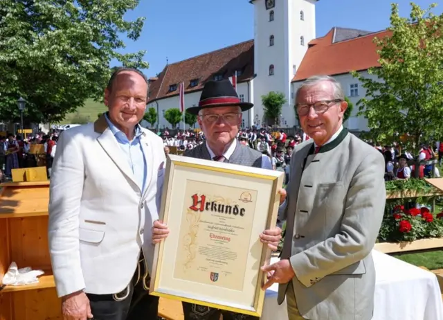 Von links: Dorfbeuerns Bürgermeister Adi Hinterhauser, Ehrenobmann Siegfried Kornbichler und Wilfried Haslauer. | Foto: Land Salzburg/Neumayr/Hölzl