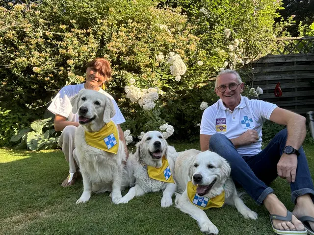 Franziska und Helmuth Gruber mit ihren drei Golden Retriever Hündinnen. Mit ihrem Halstuch sind die Therapiebegleithunde einsatzbereit. | Foto: Koidl