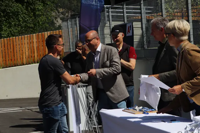 Bürgermeister Stefan Rueland übergab die Schlüssel an die neuen Mieter. | Foto: Seelos