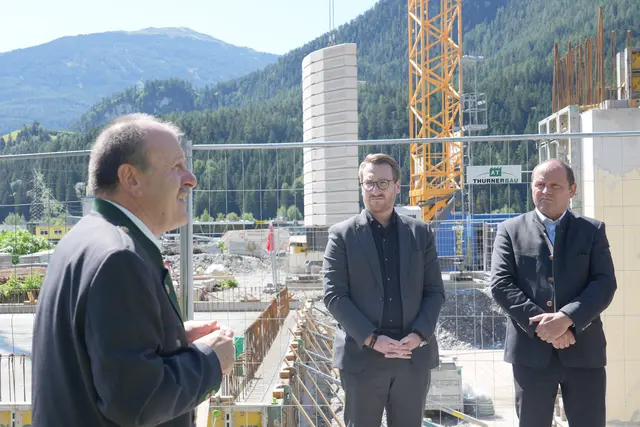 Mit dem Neubau des modernen Wirtschafts- und Versuchsgebäudes entsteht eine zentrale Praxisstätte für rund 400 SchülerInnen der LLA Imst in Vieh-, Feld- und Ackerwirtschaft. | Foto: Land Tirol/Dominik