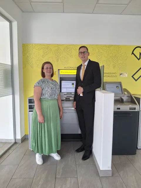 Viktoria Seidl und Gabriel Hoffmann beim Geldausgabeautomat der Raiffeisenbank Seefeld-Hadres. | Foto: Hoffmann