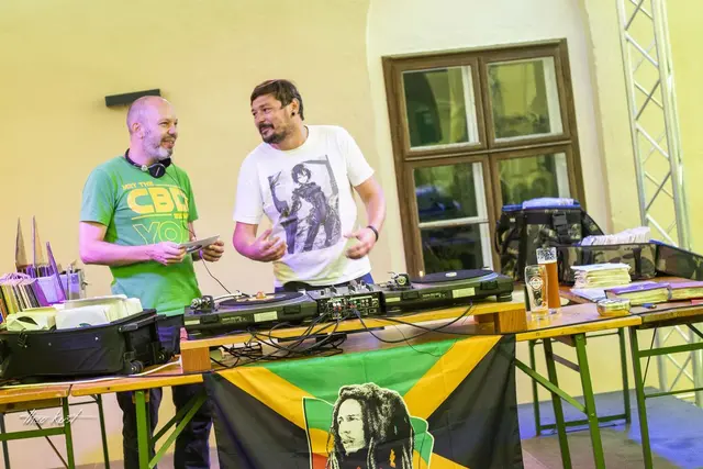 Capital Selecta und Rolo Mongolo sorgen mit Reggae Vibes am Teich beim Alten Kesselhaus in Neubruck für karibisches Flair. | Foto: Theo Kust/imagefoto.at