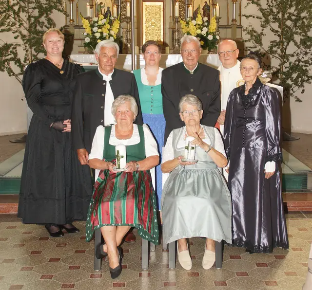 Die Diamantene Hochzeit (60 Jahre) feierten Maria und Adolf Hüttel sowie Anna und Rudolf Binder. 
v.l.n.r: Goldhaubenobfrau Birgit Lindinger, Ehepaar Maria und Adolf Hüttel, Obfrau-Stellv. Nicole Baumgartner, Ehepaar Anna und Rudolf, Pfarrer Mag. Josef Etzlstorfer sowie Goldhauben-Obfrau-Stellv. Siglinde Eisenhuber | Foto: Klaus Herrmüller