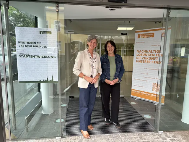 Astrid Holler und Marion Reinhofer-Gubisch beim Eingang des neuen Büros | Foto: Gady