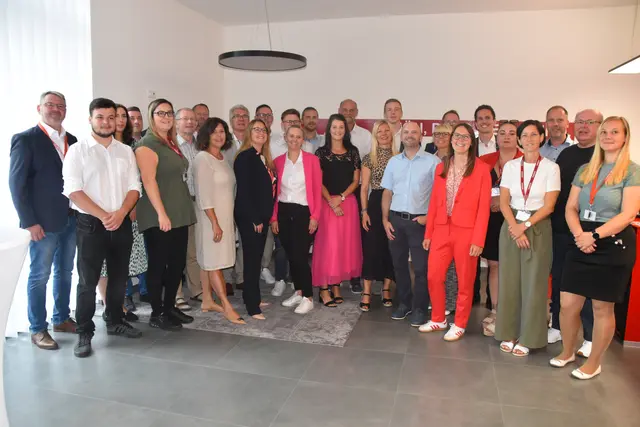 Etwa 25 Mitarbeiterinnen und Mitarbeiter sind am Standort Oberwart tätig. | Foto: Michael Strini