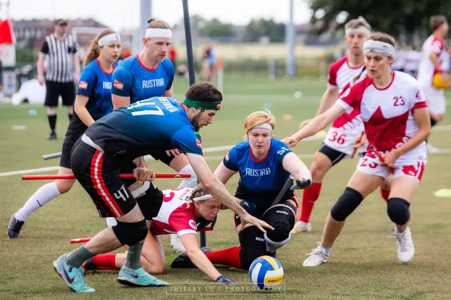 Quadball (auch Quidditch) kombiniert Elemente aus Rugby, Handball und Dodgeball. Gespielt wird mit fünf Bällen und einem Stock ('Besen') zwischen den Beinen. | Foto: Shirley Lu Photography