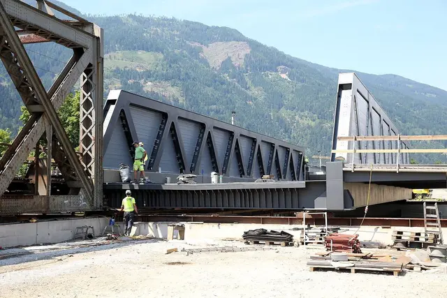 Das neue Brückentragwerk hat eine Stützweite von rund 44 Metern und wiegt etwa 450 Tonnen. | Foto: ÖBB/Gerhard Kampitsch 