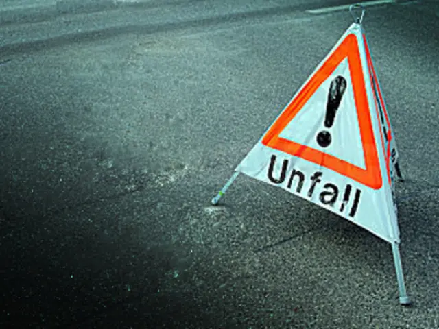 Der Motorradfahrer rutschte auf der regennassen Tannheimer Straße weg und stürzte dabei auf die Fahrbahn. Er wurde unbestimmten Grades verletzt und ins BKH Reutte gebracht. (Symbolbild) | Foto: pixabay