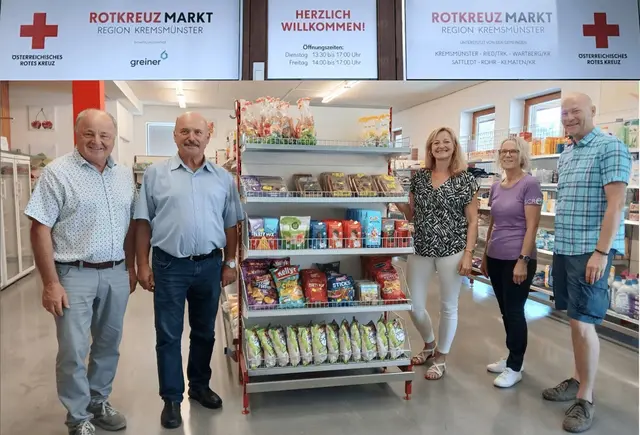 Der Rotkreuz-Markt in Kremsmünster. Unterstützt wird dieser auch von den Bürgermeisern Franz Karlhuber aus Wartberg (li.) und Stefan Schöfberger aus Ried im Traunkreis (re.) | Foto: Rotes Kreuz