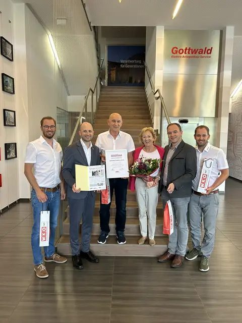 Gottwald: Peter Gottwald, WKNÖ-Bezirksstellenleiter Andreas Hofbauer, Firmengründer Rudolf und Elfriede Gottwald, Jürgen Gottwald und Bernd Gottwald | Foto: Bernadette Pachschwöll