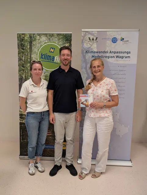 Infoabend 2.7.2025 – Rotes Kreuz Ortsstelle Kirchberg am Wagram; v.l.n.r. Anja Lechner (Rotes Kreuz), Tino Blondiau (Energie- und Umweltagentur NÖ) und Renate Holzmayer (KlimawandelAnpassungs-Modellregion Wagram) | Foto: KLAR! Wagram