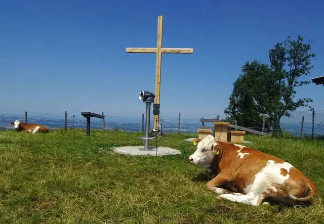 Das schöne Platzerl auf dem Hochkogel mit dem neuen Gipfelkreuz sowie der erneuerten Sitzgarnitur, gleich daneben das "Intelligente" Aussichtsfernrohr