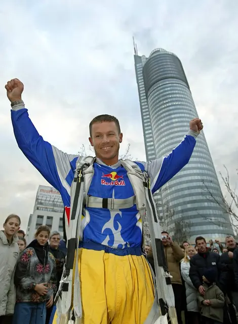 Auch in Wien legte er 2003 einen Stunt hin – auf dem damals höchsten Gebäude Österreichs. (Archiv) | Foto: ROLAND SCHLAGER / APA / picturedesk.com