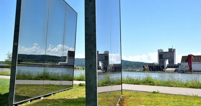 Spiegelwände am linken Donauufer - der Blick ist nach Pöchlarn gerichtet. | Foto: Hans-Peter Kriener