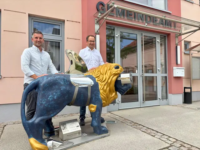 Bürgermeister Christian Krottendorfer (ÖVP) und Sponsor Lukas Poinstingl ließen es sich nicht nehmen, den Neuankömmling persönlich willkommen zu heißen. | Foto: Markus Kahrer