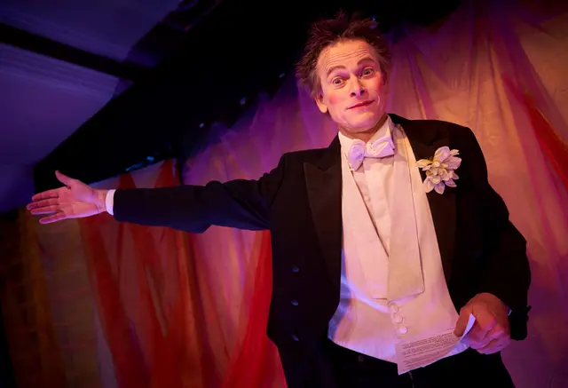 Georg Wacks hat Tosca bearbeitet und führt als Gespenst des Cavaradossi durch diese familienfreundliche Fassung der Oper Tosca. | Foto: Herwig Prammer