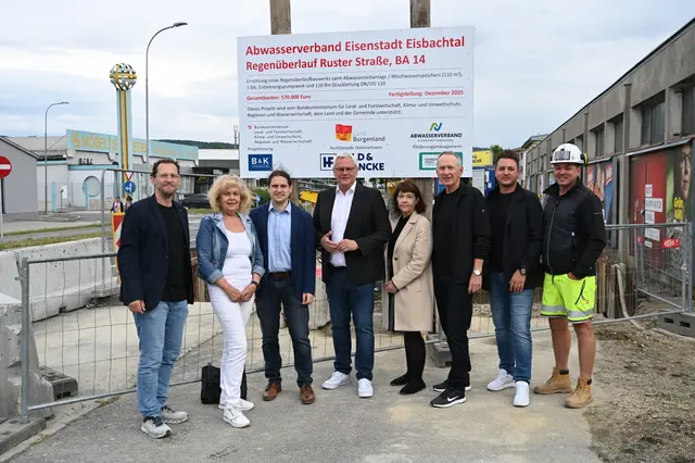 Thomas Kögler (AWV Eisenstadt- Eisbachtal), Großhöfleins Bürgermeisterin Maria Zoffmann, Markus Pollak (B+K-Ziviltechniker GmbH), Eisenstadts Bürgermeister Thomas Steiner, Ruth Klinger-Zechmeister (Obfrau des Ausschusses für Planung, Bau &amp; Umweltschutz- Gemeinderat Eisenstadt), Michael Freismuth (Obmann AWV Eisenstadt- Eisbachtal), Ronny Kröll und Norbert Kröll (Bauleiter und Polier bei Held &amp; Francke Baugesellschaft)

  | Foto: Abwasserverband Eisenstadt - Eisbachtal
