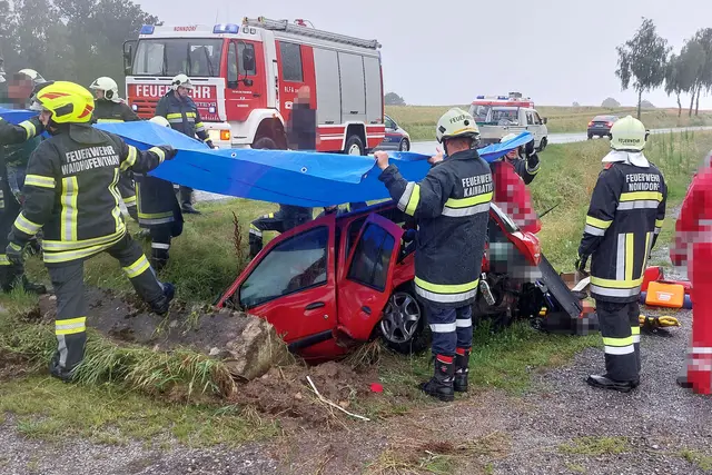Die Lenkerin wurde noch im Fahrzeug erstversorgt. | Foto: FF Waidhofen/Thaya
