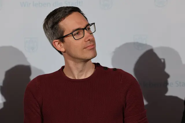 Vizebürgermeister Kay-Michael Dankl sagt: "Die Thermal- und Hyperspektralflüge messen, wo besonders heiße und besonders kalte Oberflächen sind. Das hilft der Politik, Hitzeinseln zu erkennen und zu entscheiden, wo es mehr Begrünung, Beschattung und Renaturierung braucht", so Dankl. | Foto: Neumayr