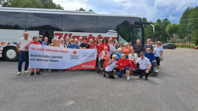 50 gemeinsame Ausflüge: Das Team des Roten Kreuzes feierte mit 20 Seniorinnen und Senioren ein besonderes Jubiläum im Mohndorf Armschlag. | Foto: RKNÖ/Bezirksstelle Lilienfeld - St. Aegyd