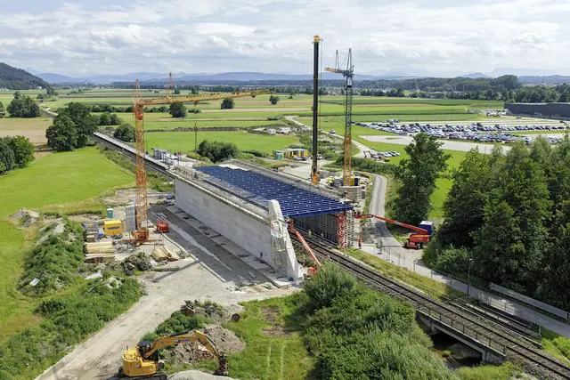 Das Überführungsbauwerk über der Mattigtalbahn ist im Bau. | Foto: Manfred Fesl