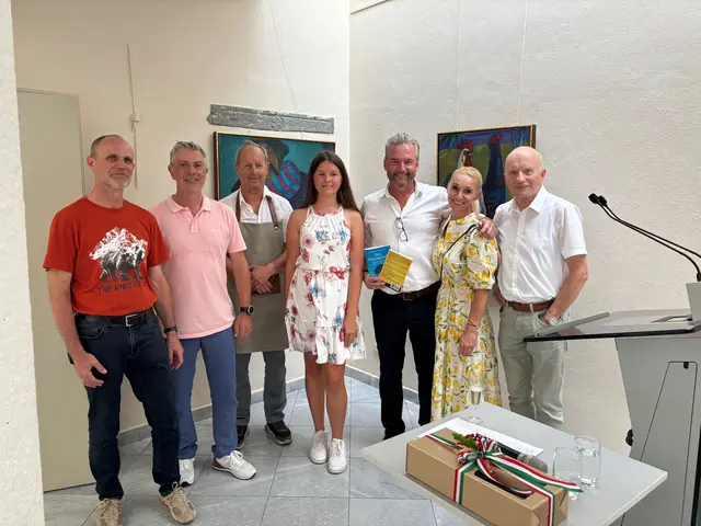 Bezirkspolizeikommandant Klaus Innerwinkler, Polizei-Klagenfurt-Kommandant Hans-Peter Mailänder, Georg Riepl vom "Alten Brauhaus", Sängerin Jasmin Sauerschnig, Autor Günther Kazianka mit Ehefrau Alexandra und Autor Valentin Hauser (v.li.) bei der Buchpräsentation in der Galerie Magnet | Foto: MeinBezirk.at