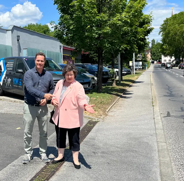 Zebrastreifen erwünscht: Gemeinderätin Elisabeth Potzinger und ÖVP-Bezirksparteiobmann von St. Peter Georg-Schröck-Weikhard | Foto: ÖVP St. Peter