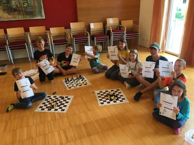 Stolz präsentieren die Schachkids ihre Uhrkunden. | Foto: Spiegeltreffpunkt Rohr