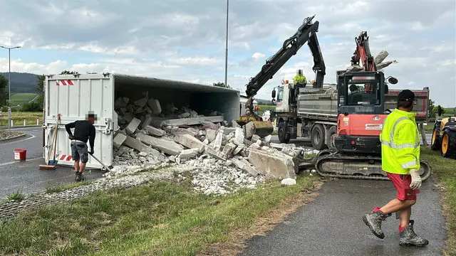 Ein Lkw geriet ins Kippen und stürzte auf die Seite. | Foto: DOKU-NÖ